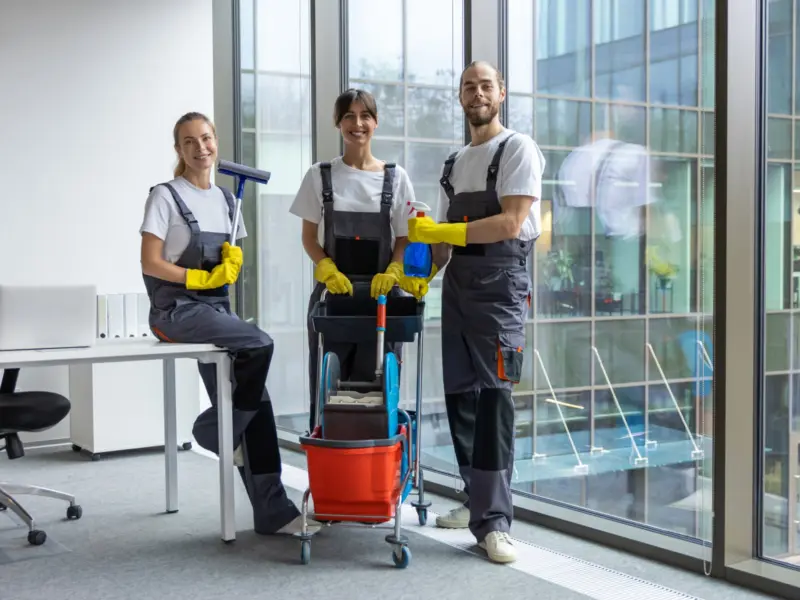 Drie medewerkers van Get Cleaning Products met schoonmaakmateriaal
