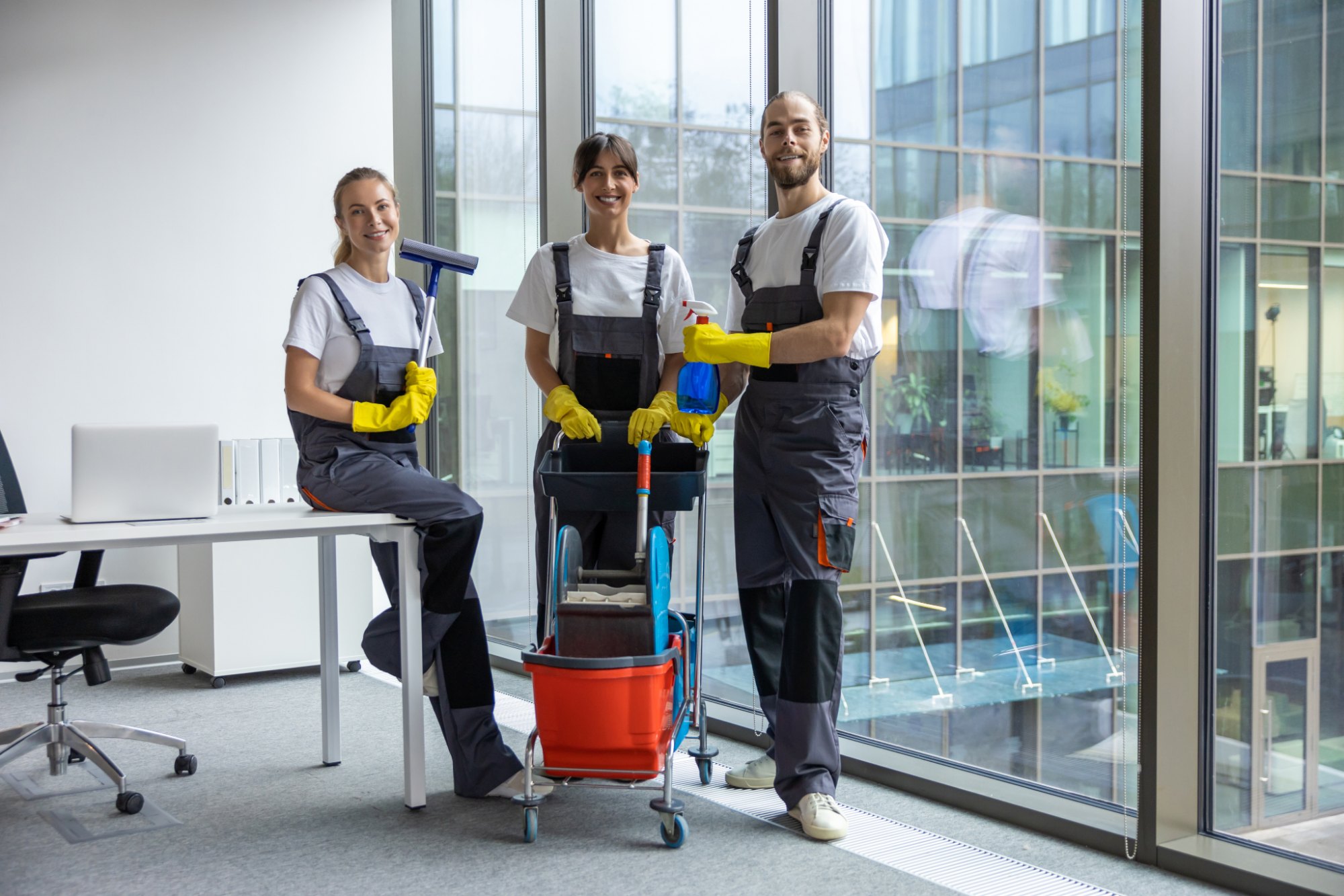 Drie medewerkers van Get Cleaning Products met schoonmaakmateriaal
