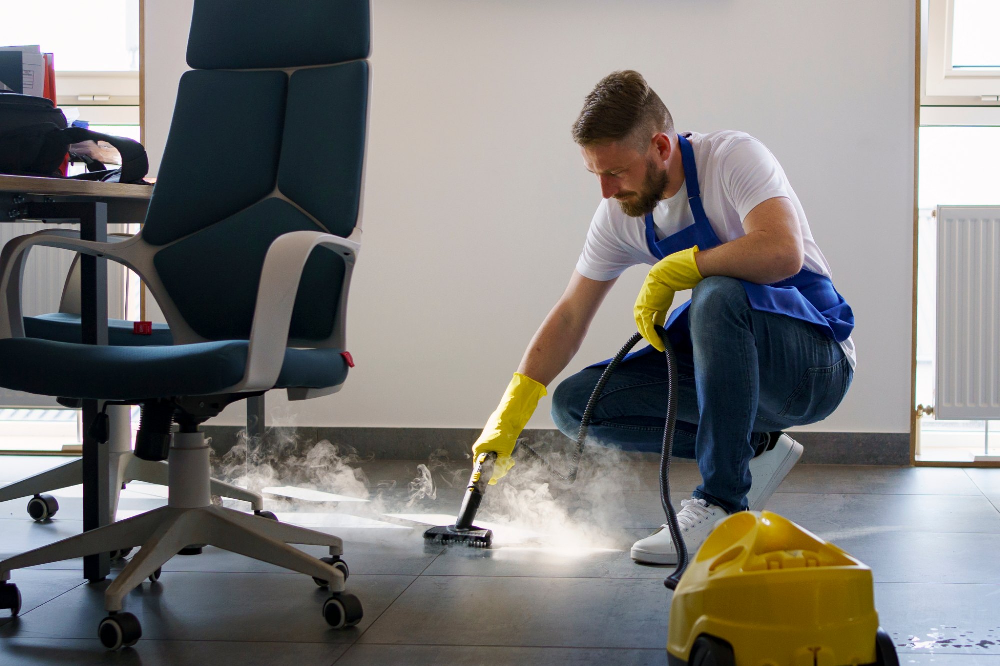 Schoonmaker met een schrobmachine in een kantoorpand